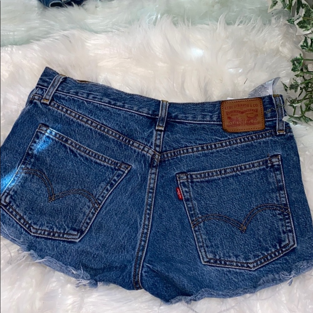 Women’s Levi’s shorts size 28